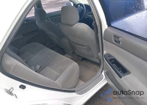 2005 Toyota Camry Le V6 z USA, uszkodzony, nr VIN 4T1BF32K15U096143